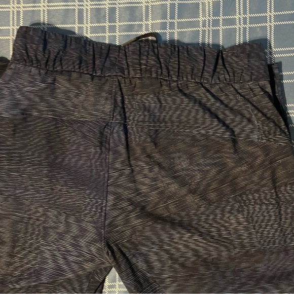 Lululemon joggers size 4 pre loved lightweight - Picture 3 of 5